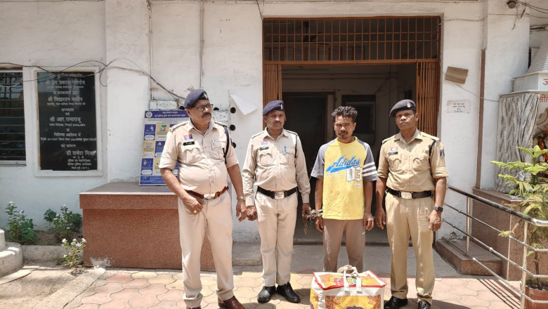 भिलाई में 10 किलो से ज्यादा गांजा के साथ तस्कर गिरफ्तार: खुर्शीपार पुलिस की कार्रवाई, बाइक और नकदी जब्त