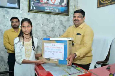 10वीं में 85% अंक लाने पर दर्शिता को मंत्री ने भेंट किया कंप्यूटर सेट