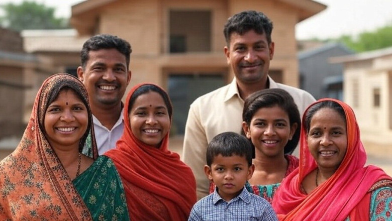 **प्रधानमंत्री आवास योजना बनी गरीबों की नई उम्मीद: पक्का घर मिलने से बदली अनीता निषाद के परिवार की जिंदगी**