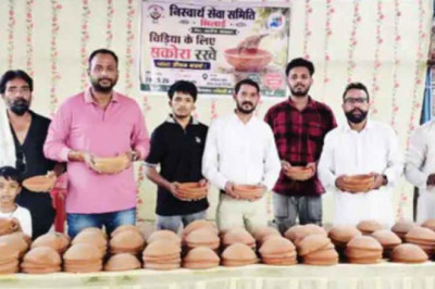पक्षी संरक्षण की अनूठी पहल: स्थापना दिवस पर सकोरे वितरित