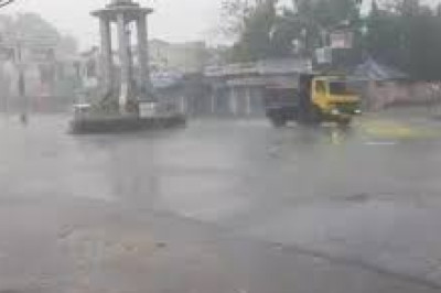 यूपी-बिहार में आंधी-बारिश से 48 मौतें:सहारनपुर में 10 गाड़ियां बहीं; बिहार में 4 फ्लाइट डायवर्ट, 18 लेट; पंजाब में ओले गिरे