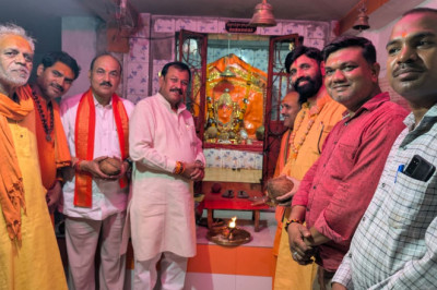 बाबा रुक्खडनाथ धाम ग्राम नारदा पहुंचे सांसद विजय बघेल, पश्चिममुखी हनुमान मंदिर में की पूजा-अर्चना