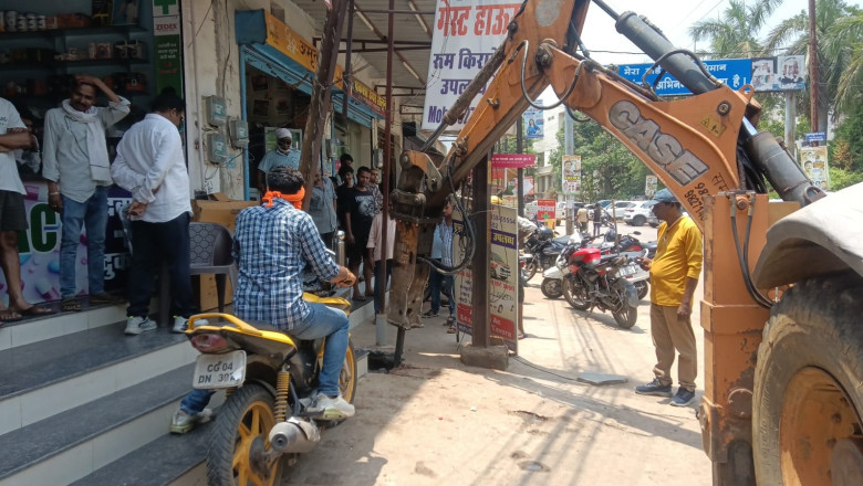 रायपुर निगम की बड़ी कार्रवाई: एमएमआई हॉस्पिटल के सामने नाले पर बने 10 अवैध पाट ध्वस्त