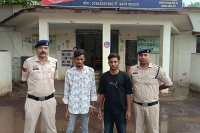 नशा मुक्ति अभियान के तहत अवैध नशा के खिलाफ दुर्ग पुलिस की लगातार कार्यवाही जारी,पुरानी भिलाई पुलिस की बड़ी कार्रवाई, 5.518 किलोग्राम गांजा के साथ दो आरोपी गिरफ्तार, नगदी एवं वाहन जप्त...