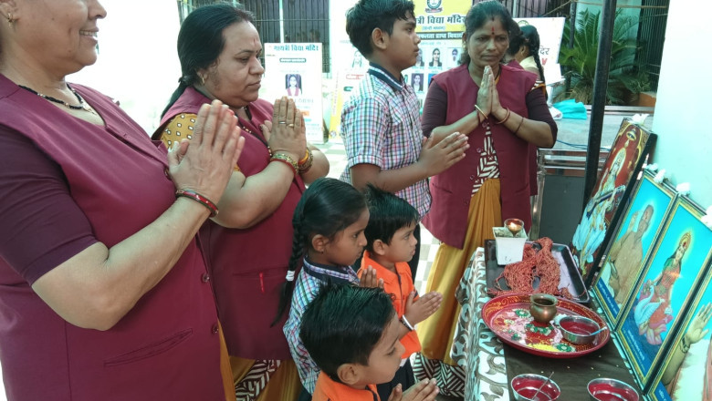 गायत्री विद्या मंदिर में बच्चों का तिलक वंदन कर शाला प्रवेशोत्सव मनाया...
