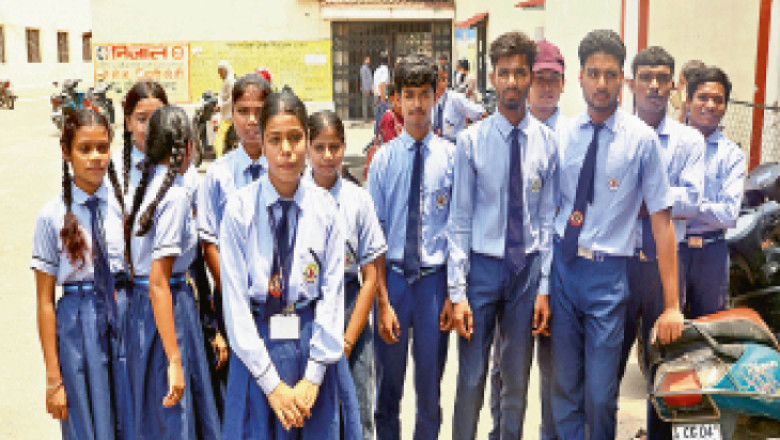 शिक्षकों की कमी पर छात्रों का विरोध, कलेक्टोरेट पहुंचते ही मिली राहत