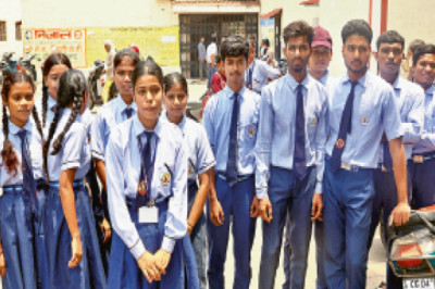 शिक्षकों की कमी पर छात्रों का विरोध, कलेक्टोरेट पहुंचते ही मिली राहत