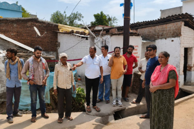 डोंगरगढ़ - खबर छपते ही जागा  नगर पालिका : वार्ड नं 2 दंतेश्वरी पारा में  लोगों की समस्या जानने पहुंचा नगरीय प्रशासन!जल्द ही नाली व पानी की  समस्या से निजात का आश्वासन।।