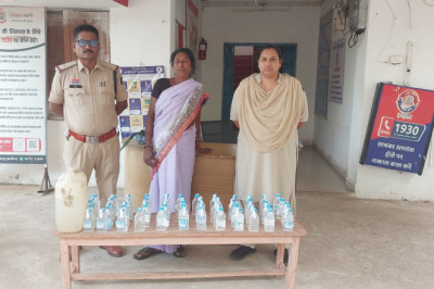 दुर्ग पुलिस की बड़ी कार्रवाई: 63 पौवा देशी शराब और महुआ शराब के साथ महिला गिरफ्तार