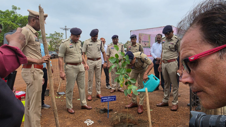 'एक भारत श्रेष्ठ भारत' के संकल्प के साथ दुर्ग पुलिस ने किया वृहद वृक्षारोपण