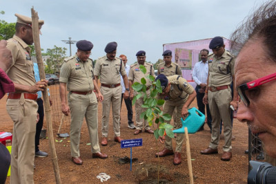 'एक भारत श्रेष्ठ भारत' के संकल्प के साथ दुर्ग पुलिस ने किया वृहद वृक्षारोपण
