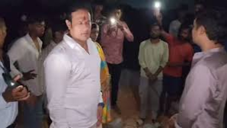 विस्थापितों से मिले विकास उपाध्याय, बोले- खुले आसमान में कटी रात