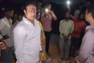 विस्थापितों से मिले विकास उपाध्याय, बोले- खुले आसमान में कटी रात
