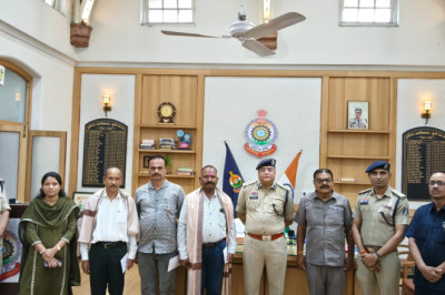 35-40 वर्षों की सेवा के बाद 7 पुलिसकर्मियों को सम्मानपूर्वक विदाई, परिवार सहित किया गया सम्मानित