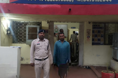 दुर्ग में अवैध शराब पर पुलिस का एक्शन, 30 पौवा देशी शराब के साथ आरोपी गिरफ्तार