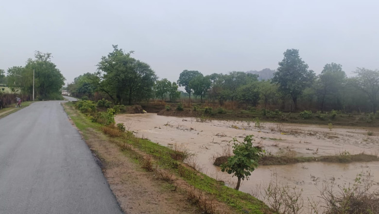 मूसलाधार बारिश में करवारी लोबल सिंचाई जलाशय की नहर फूटी, खेतों में घुसा पानी मरम्मत के नाम पर खानापूर्ति का आरोप, किसानों ने की स्थायी समाधान की मांग....