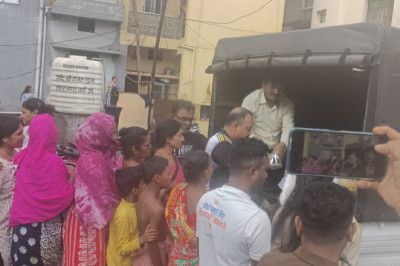 रायपुर में जलभराव से प्रभावित 3 बस्तियों में निगम ने बांटे 2000 फूड पैकेट
