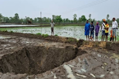 बालोद में बारिश के बाद खेत धंसा, 20 फीट चौड़ा-30 फीट गहरा गड्ढा बनने से हड़कंप