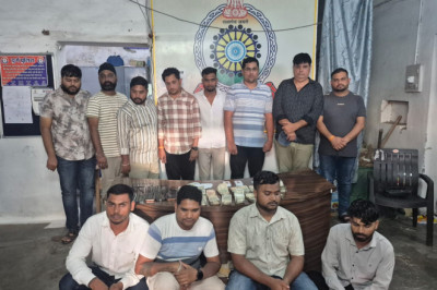दुर्ग में जुए पर बड़ी कार्रवाई: रायपुर नाका से 12 जुआरी गिरफ्तार, ₹9.04 लाख नकद और 10 मोबाइल जब्त