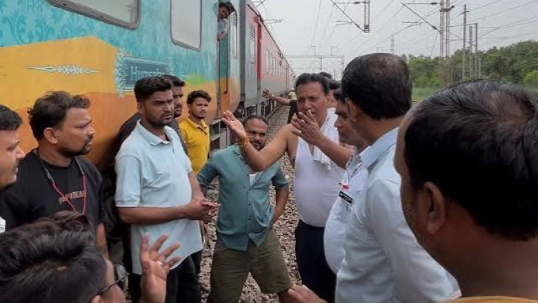 उधमपुर-दुर्ग सुपरफास्ट में हंगामा: एसी-लाइट बंद, यात्रियों ने 3 बार रोकी ट्रेन