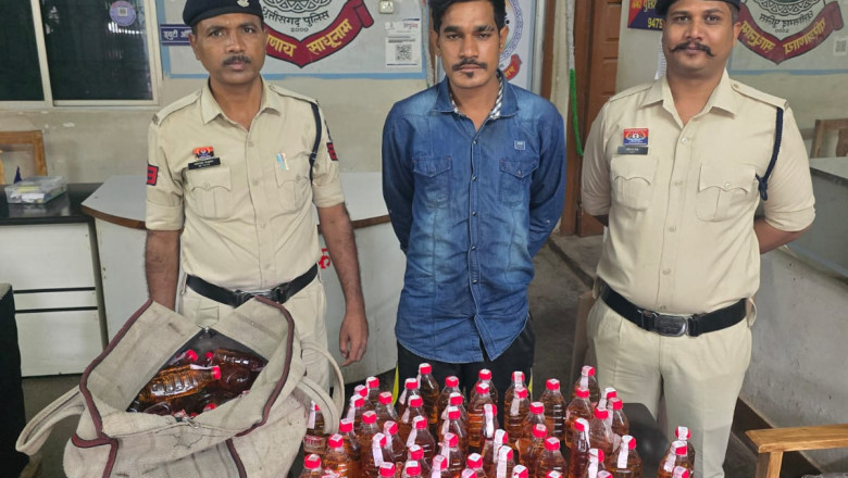 दुर्ग में नशे पर पुलिस का शिकंजा: स्कूटी से 144 पाव देशी शराब ले जा रहा आरोपी गिरफ्तार, ₹64,400 का माल जब्त