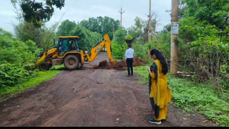 जिला प्रशासन ने बुलडोजर चलाकर शासकीय भूमि कराई अतिक्रमण मुक्त ग्राम झुराडबरी में अवैध प्लॉटिंग के लिए पहाड़ काटकर बनाया गया रास्ता ध्वस्त