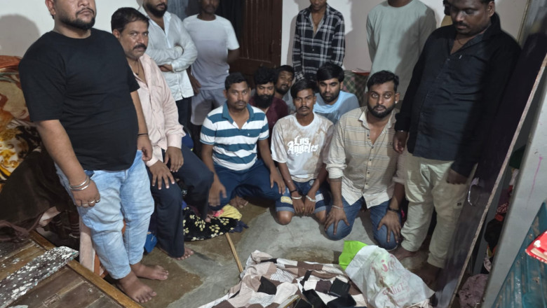 जुआ पर दुर्ग पुलिस की लगातार कार्यवाही जारी, केएलसी काली मंदिर के पीछे  चल रहे जुआ  पर पुलिस की कार्यवाही, 14 आरोपियों को गिरफ्तार कर ₹77,650 रुपये की संपत्ति जप्त...