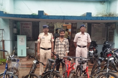 नेवई पुलिस की बड़ी सफलता: 6 साइकिलें चोरी करने वाला शातिर आरोपी गिरफ्तार, ₹30 हजार की साइकिलें बरामद...