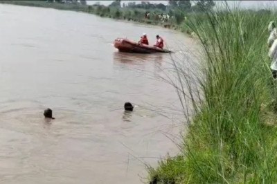 गुरु पूर्णिमा पर गंगा स्नान के दौरान बड़ा हादसा: कासगंज में युवक डूबा, गोताखोरों का सर्च ऑपरेशन जारी...