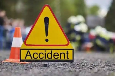 बेकाबू बाइक रेलिंग से टकराई, युवक के पेट के आर-पार हुआ लोहे का पाइप; तीन घायल...