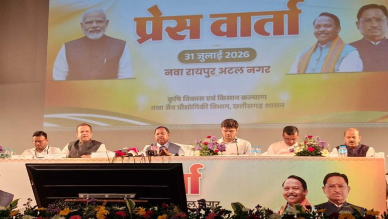 खाद की कालाबाजारी पर बड़ा एक्शन, 68 हजार बोरी खाद जब्त; 11 लोगों पर FIR...