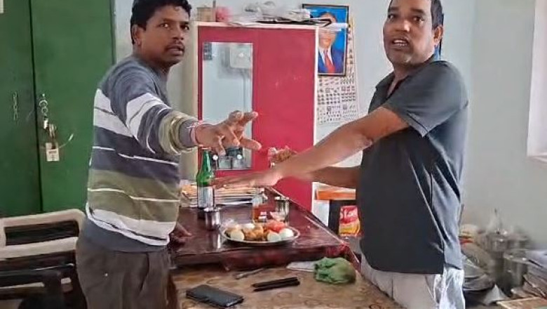 शिक्षा के मंदिर में शर्मनाक कृत्य! स्कूल कार्यालय में जाम छलकाते मिले दो शिक्षक, वीडियो हुआ वायरल...