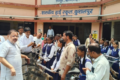 रायपुर दक्षिण विधायक सुनील सोनी ने कुशालपुर हाई स्कूल में छात्राओं को सरस्वती योजना की साइकिलें वितरित कीं