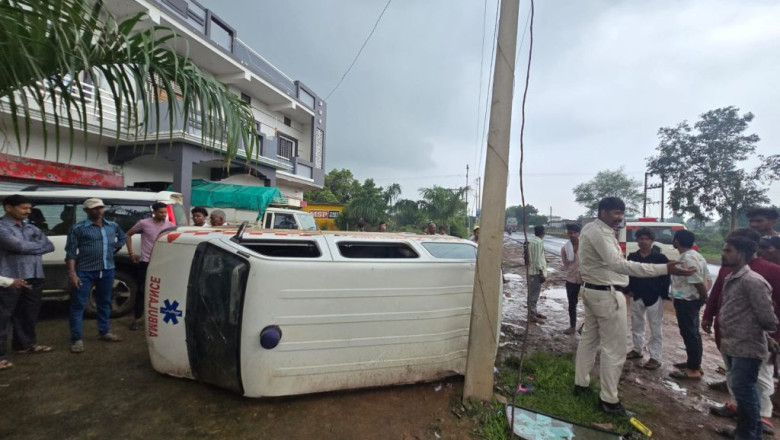 इलाज कर लौट रहे थे घर, रास्ते में गड्ढे ने पलट दी एम्बुलेंस; 6 लोग अस्पताल में भर्ती...