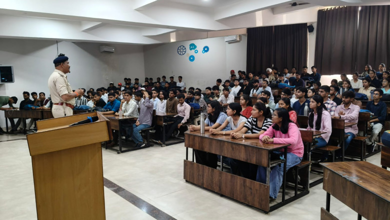 रायपुर के शंकराचार्य कॉलेज में यातायात, महिला सुरक्षा और साइबर सुरक्षा पर कार्यशाला, 700 विद्यार्थियों ने लिया जागरूकता का संकल्प