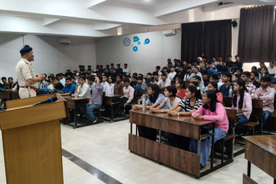 रायपुर के शंकराचार्य कॉलेज में यातायात, महिला सुरक्षा और साइबर सुरक्षा पर कार्यशाला, 700 विद्यार्थियों ने लिया जागरूकता का संकल्प