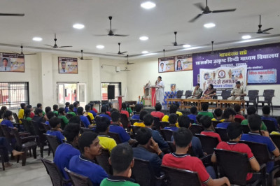 रायपुर में ‘संवाद से समाधान’ कार्यक्रम: विद्यार्थियों को साइबर अपराध, महिला-बाल सुरक्षा और यातायात नियमों की दी जानकारी