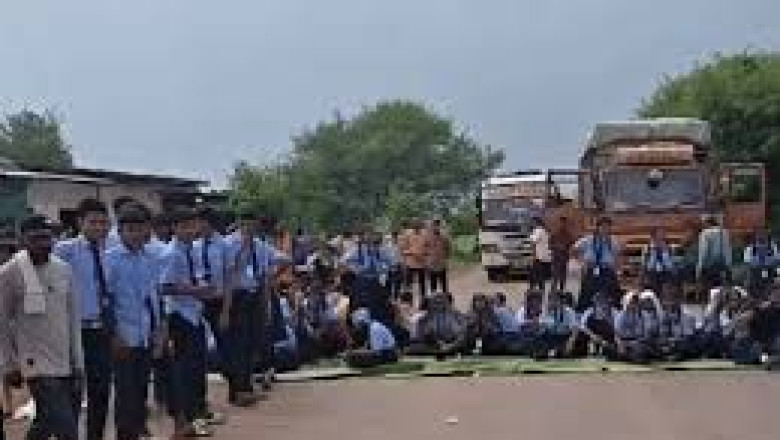 दुर्ग में फिर छात्र-छात्राओं का चक्काजाम: 400 बच्चों पर सिर्फ 4 शिक्षक, कलेक्टर-मंत्री से मिलने पर अड़े