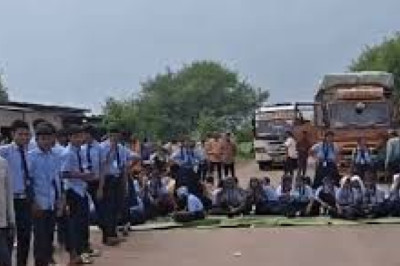 दुर्ग में फिर छात्र-छात्राओं का चक्काजाम: 400 बच्चों पर सिर्फ 4 शिक्षक, कलेक्टर-मंत्री से मिलने पर अड़े