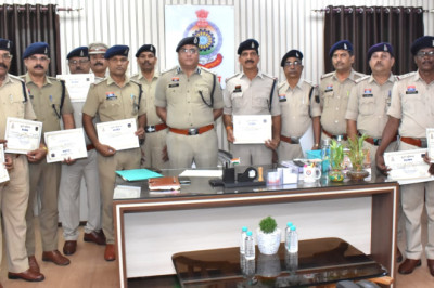 उत्कृष्ट अपराध विवेचना के लिए दुर्ग पुलिस के 16 अधिकारी एवं कर्मचारी सम्मानित