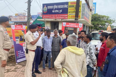 साइबर ठगी से बचाव और यातायात नियमों के प्रति जागरूक कर रही यातायात पुलिस दुर्ग