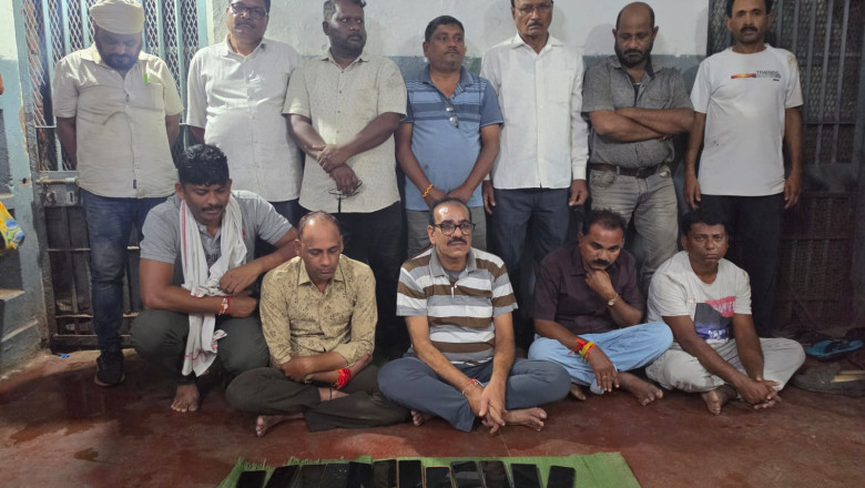 दुर्ग में जुआ फड़ पर पुलिस की रेड: 12 आरोपी गिरफ्तार, ₹3.16 लाख कैश और 12 मोबाइल जब्त