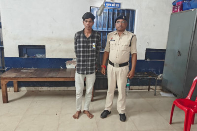दुर्ग में पुलिस की ताबड़तोड़ कार्रवाई, खाली मैदान में हथियार लेकर घूम रहा युवक गिरफ्तार