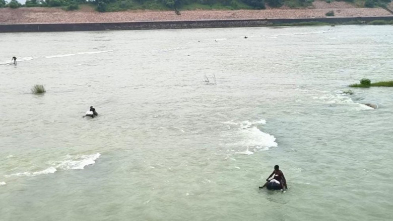 धमतरी में पानी-पानी: 4670 क्यूसेक पानी छोड़ रहा गंगरेल डैम, किनारे बसे गांवों में दहशत, फिर भी नहीं मान रहे लोग...