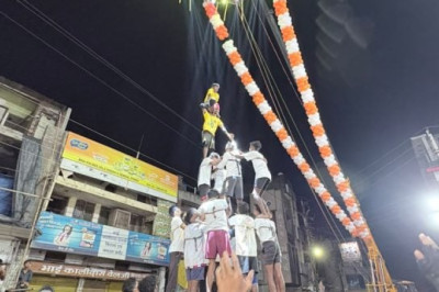 धड़ी चौक में गूंजे कृष्ण के जयघोष: दही हांडी उत्सव में उमड़ी भारी भीड़, तीन गोविंदा टोलियों ने दिखाया दम