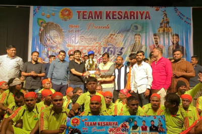टीम केशरी की विशाल मटकी फोड़ प्रतियोगिता में दुर्ग की टीम ने मारी बाजी  सांसद विजय बघेल ने विजेता टीम को