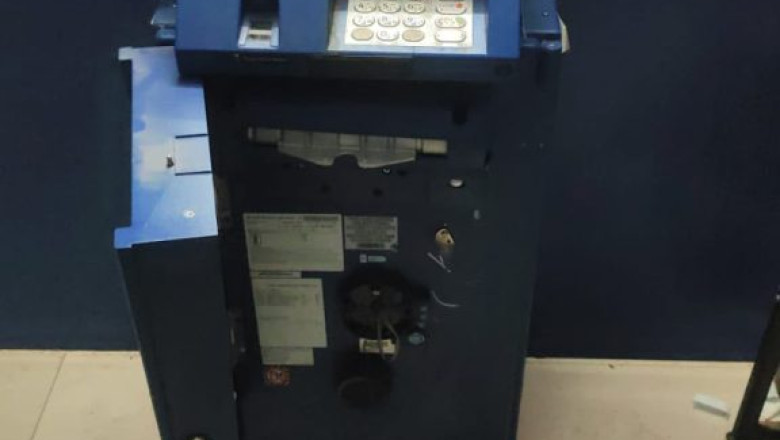 डोंगरगढ़ में ATM तोड़ने की सनसनीखेज कोशिश, CCTV कैमरा तोड़कर हथौड़ी-छीनी से मशीन पर किए वार; आरोपी गिरफ्तार