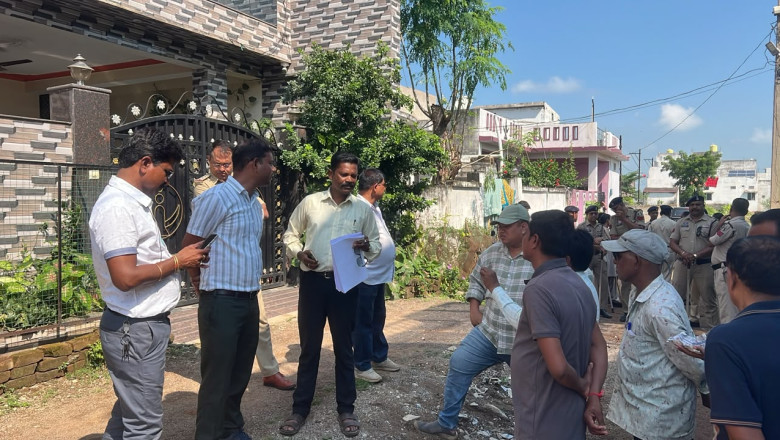 राजनांदगांव में आम रास्ता बंद कर लगाए थे सीमेंट के पोल, निगम ने JCB से हटाया अतिक्रमण
