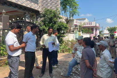 राजनांदगांव में आम रास्ता बंद कर लगाए थे सीमेंट के पोल, निगम ने JCB से हटाया अतिक्रमण