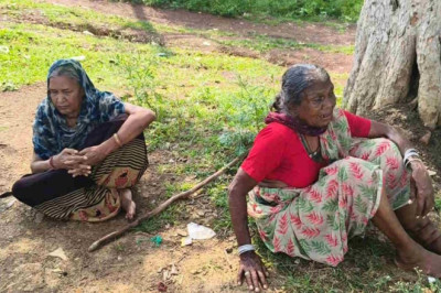 बेशकीमती जमीन पर छिड़ा विवाद: एक तरफ ‘पुश्तैनी जायदाद’ के लिए खड़ी बुजुर्ग महिलाएं तो दूसरी तरफ ‘हक’ की लड़ाई लड़ता आवेदक